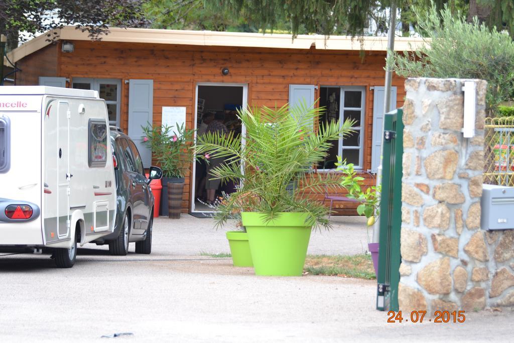 Camping Des Ribieres Confolens Exterior foto