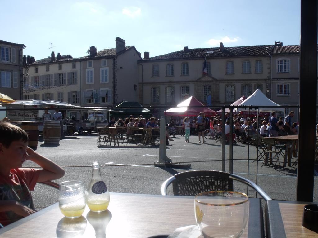 Camping Des Ribieres Confolens Exterior foto
