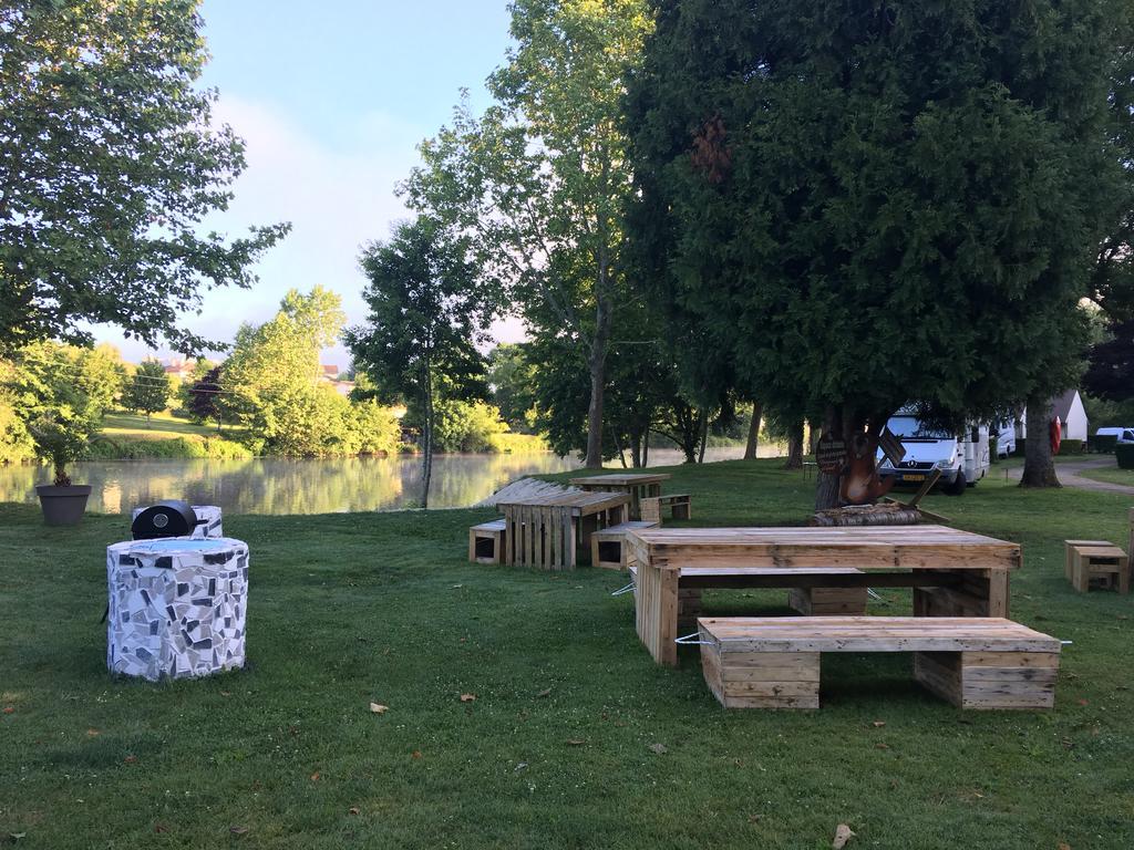 Camping Des Ribieres Confolens Exterior foto